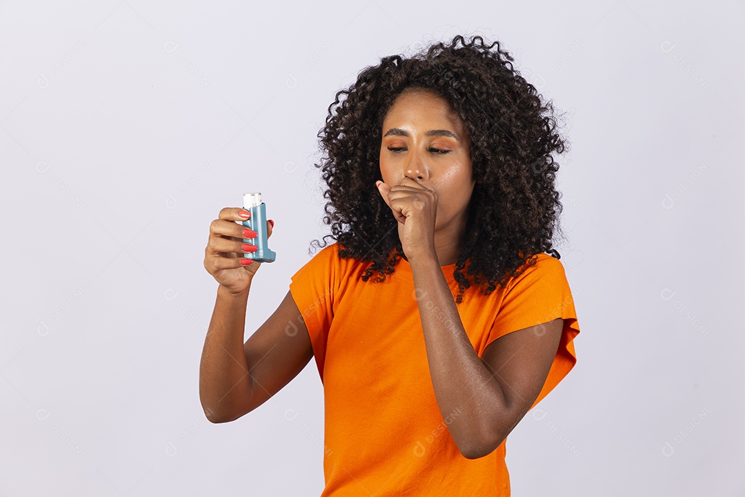 Linda jovem negra com camiseta laranja sobre fundo branco