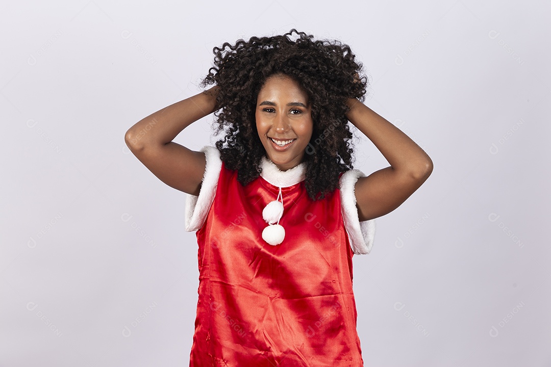 Jovem negra com fantasia de Mamãe Noel