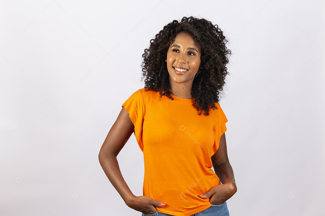 Linda jovem negra com camiseta laranja sobre fundo branco