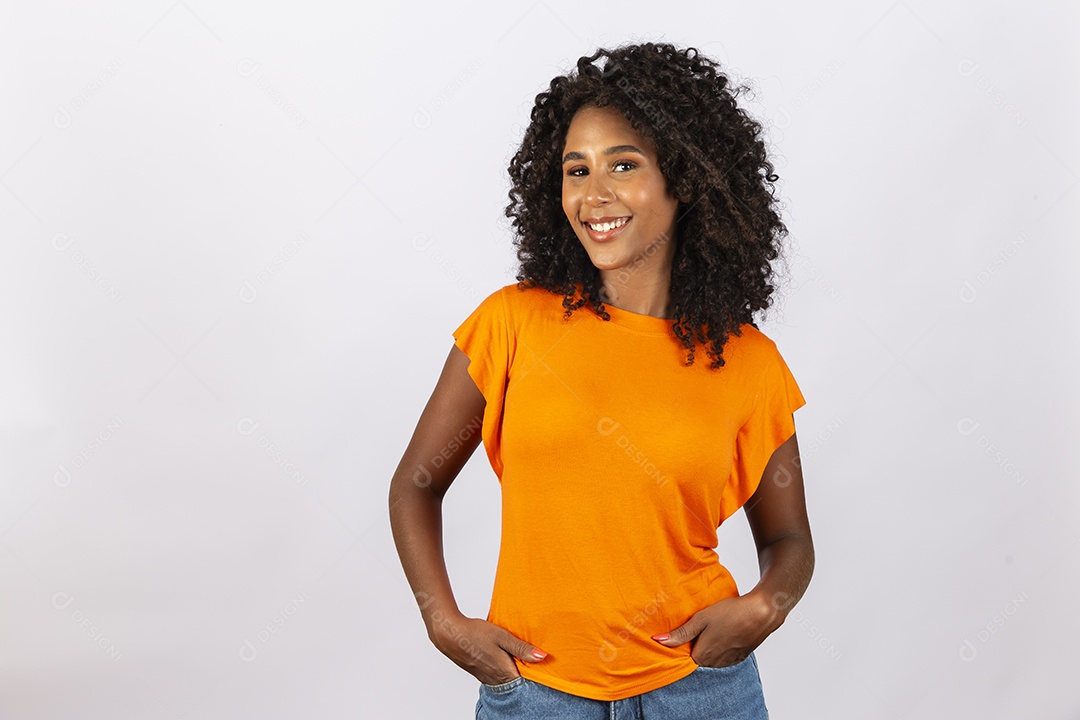 Linda jovem negra com camiseta laranja sobre fundo branco