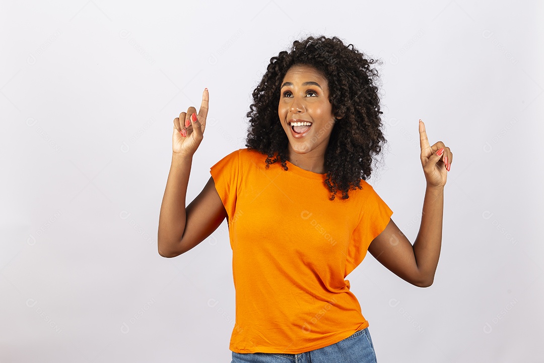Linda jovem negra com camiseta laranja sobre fundo branco
