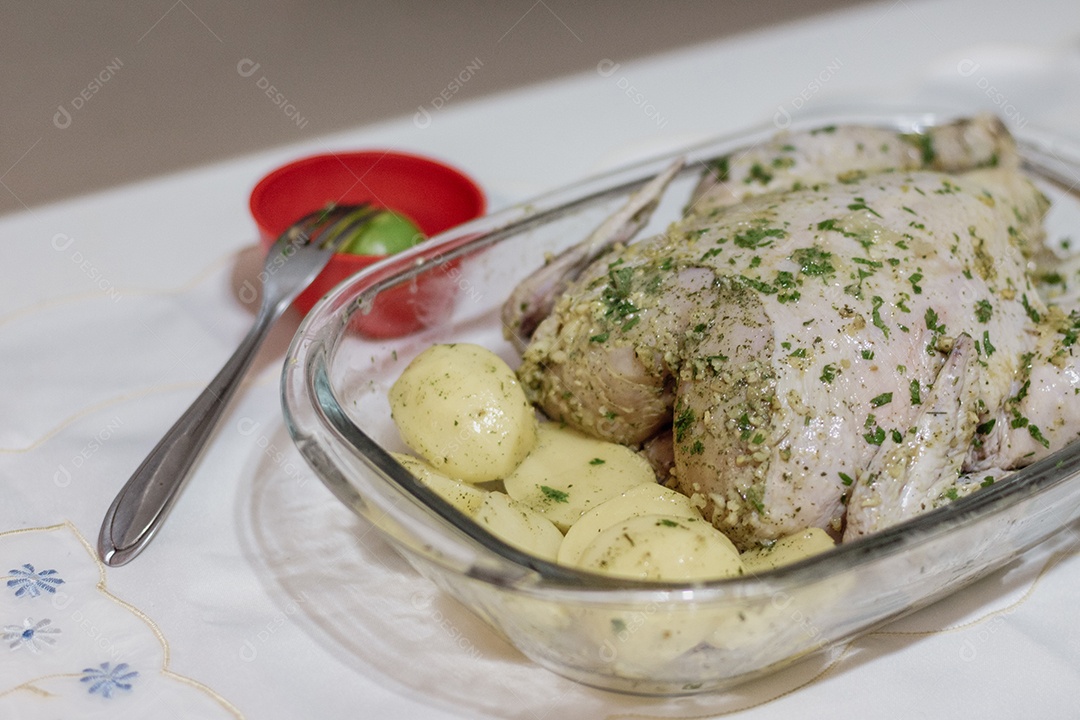 Marcando uma comida brasileira de frango de Natal na cozinha