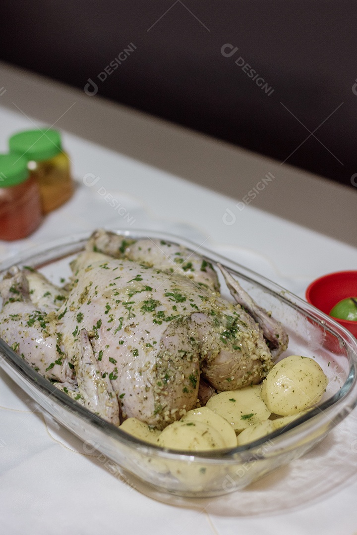 Marcando uma comida brasileira de frango de Natal na cozinha