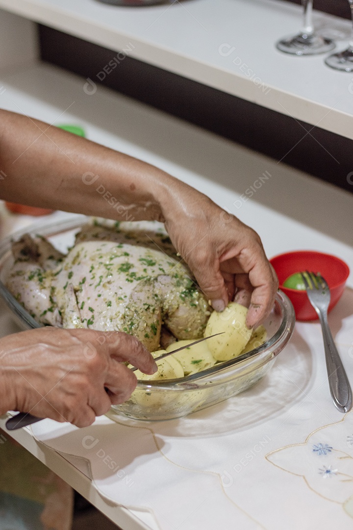Marcando uma comida brasileira de frango de Natal na cozinha
