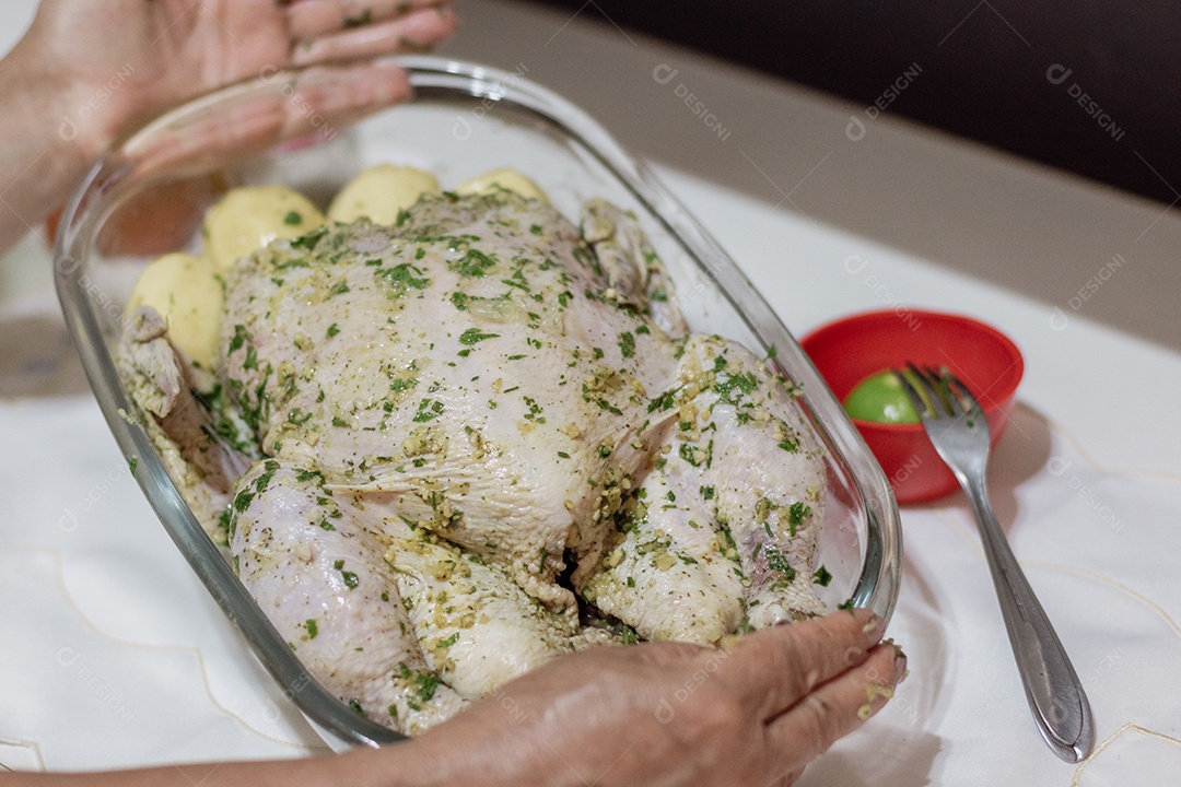 Marcando uma comida brasileira de frango de Natal na cozinha