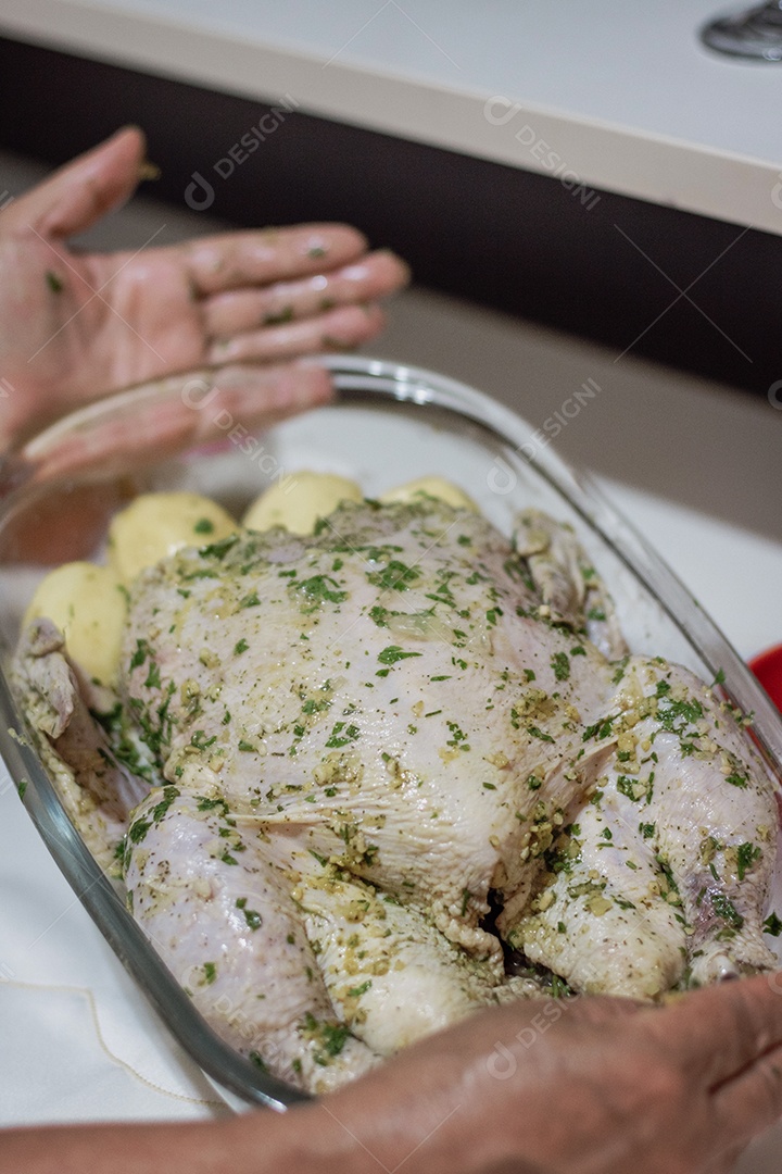 Marcando uma comida brasileira de frango de Natal na cozinha