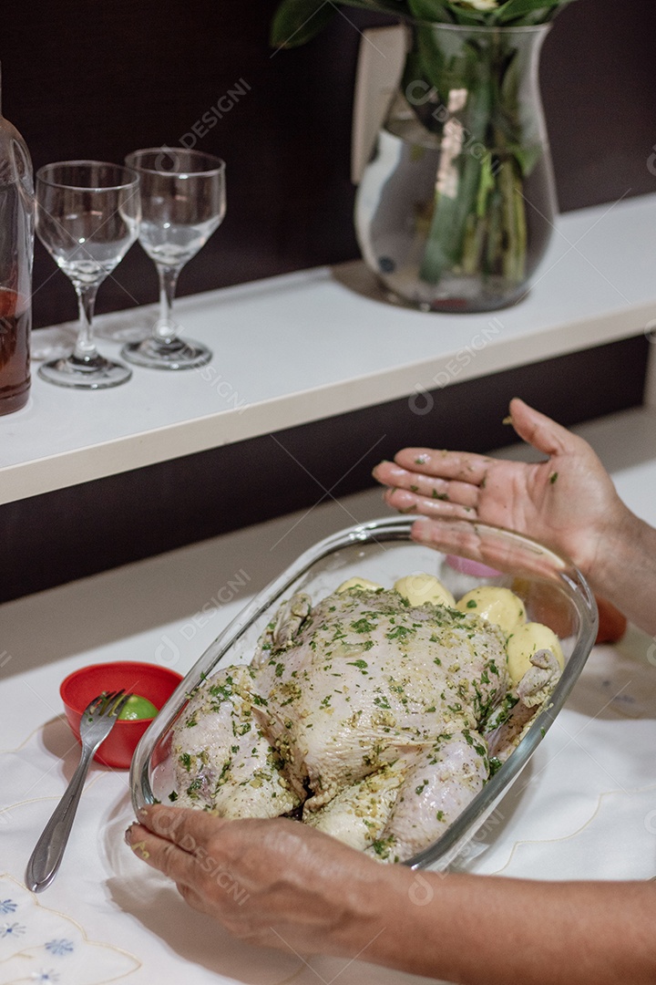 Marcando uma comida brasileira de frango de Natal na cozinha