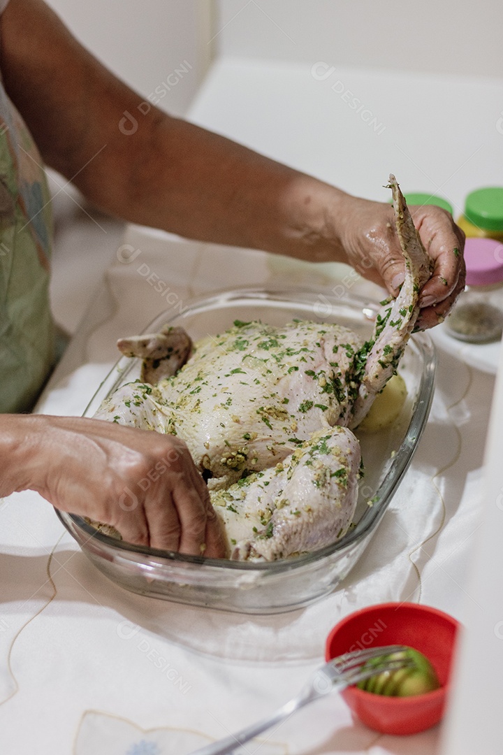 Marcando uma comida brasileira de frango de Natal na cozinha