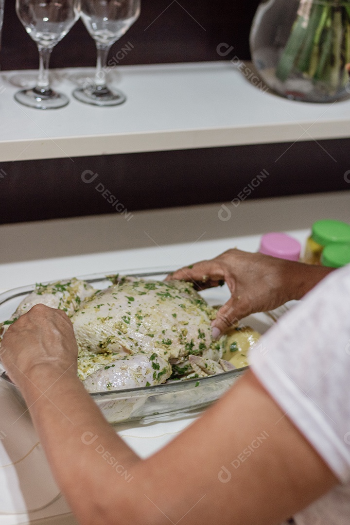 Marcando uma comida brasileira de frango de Natal na cozinha