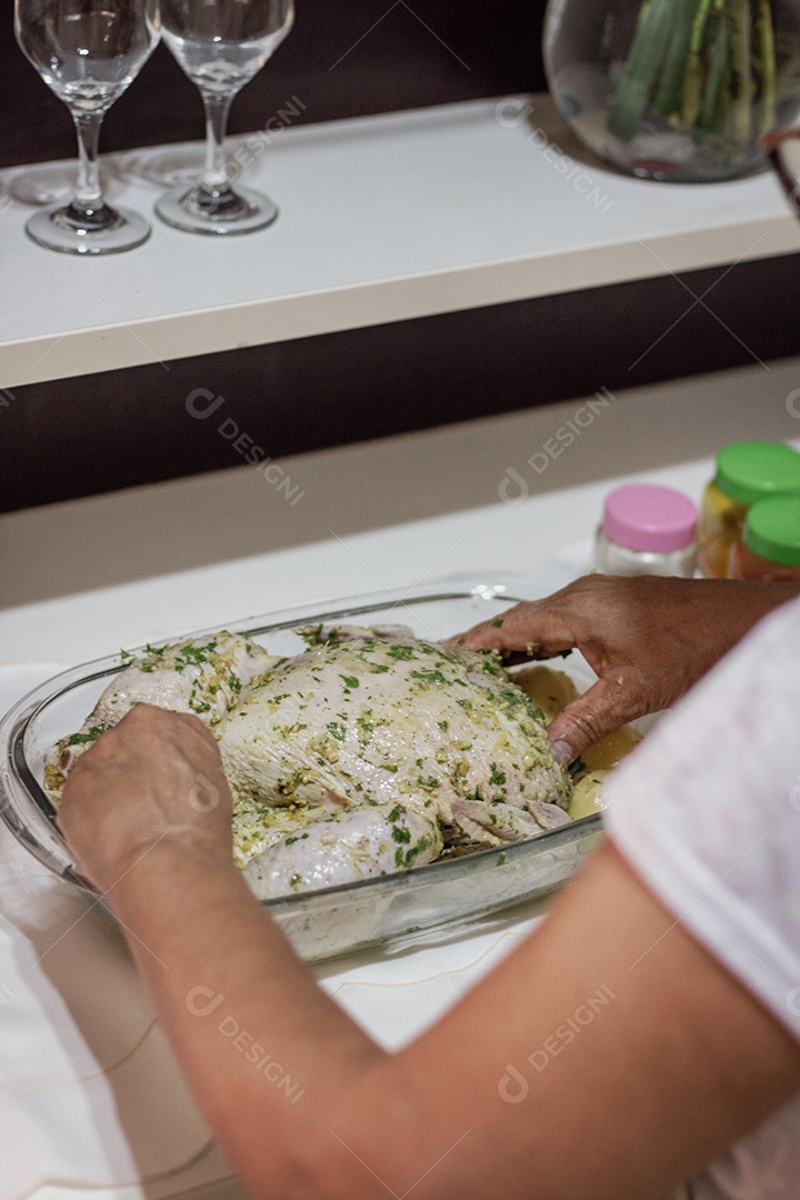 Marcando uma comida brasileira de frango de Natal na cozinha