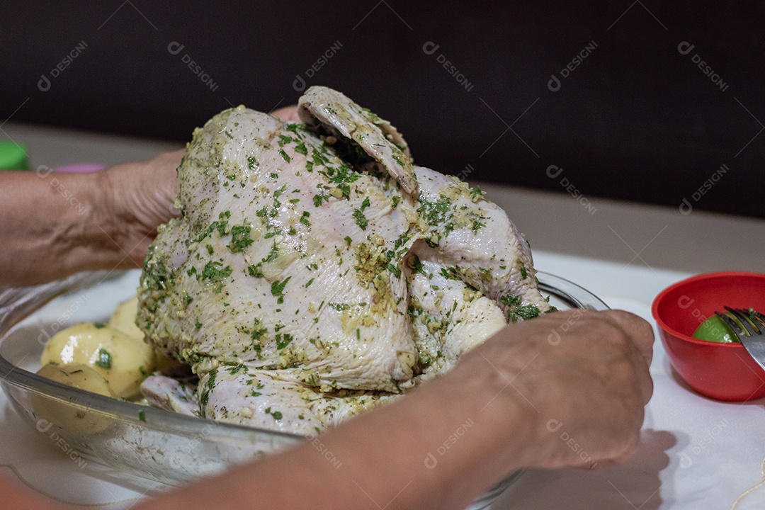 Marcando uma comida brasileira de frango de Natal na cozinha
