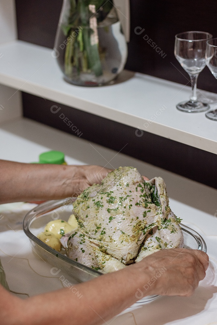 Marcando uma comida brasileira de frango de Natal na cozinha