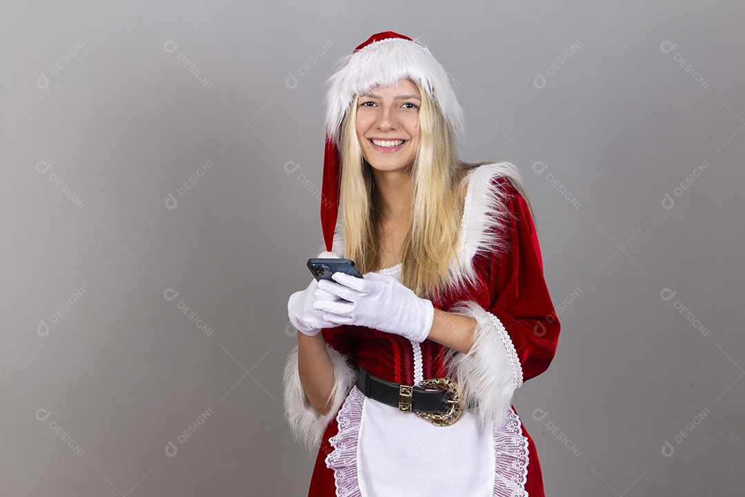 Linda jovem com fantasia de Mamãe Noel