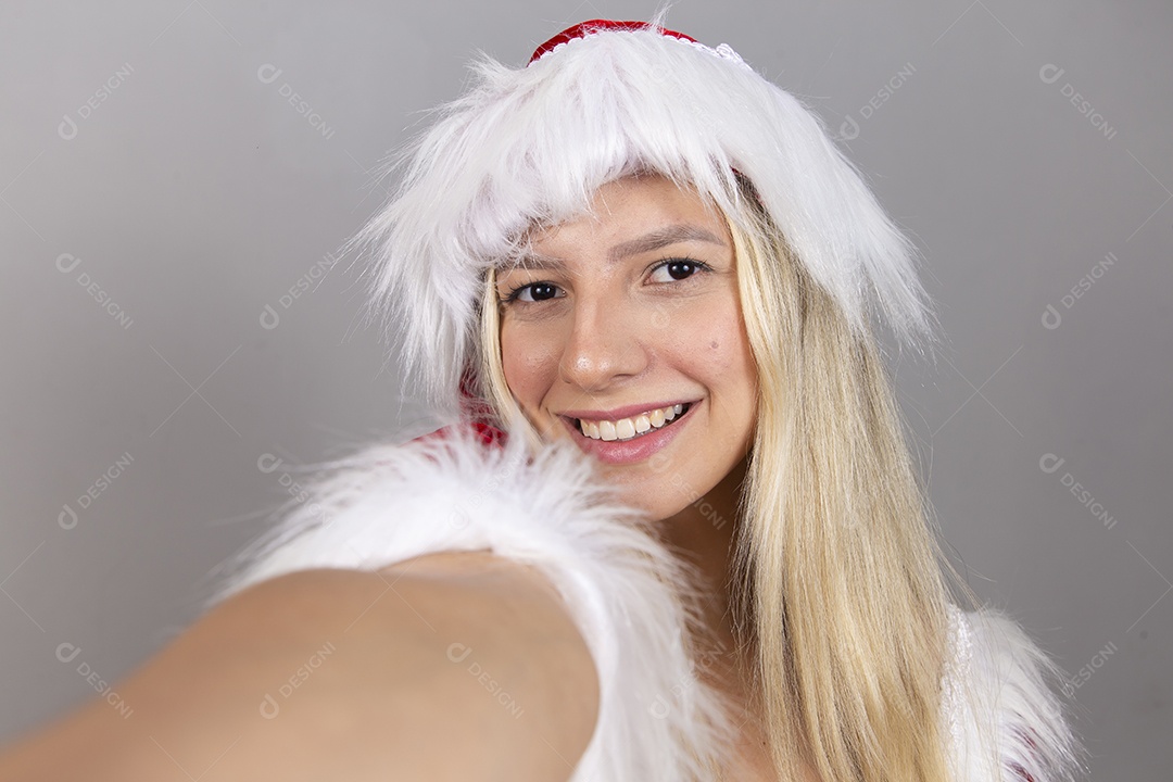 Linda jovem com fantasia de Mamãe Noel