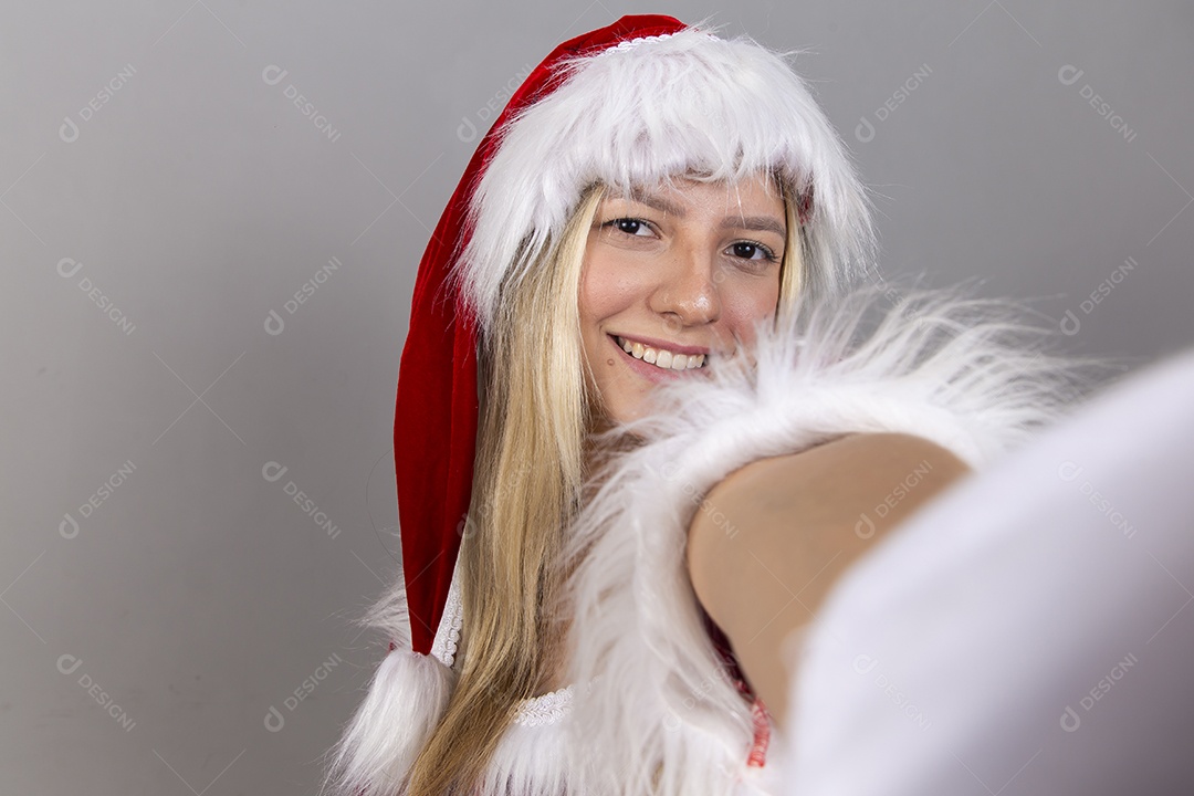 Linda jovem com fantasia de Mamãe Noel