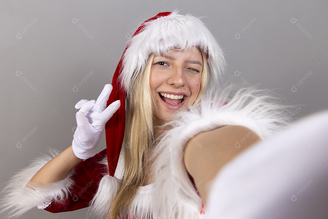 Linda jovem com fantasia de Mamãe Noel