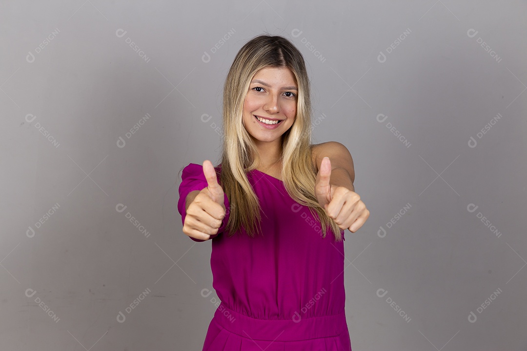 Linda mulher jovem com macacão rosa