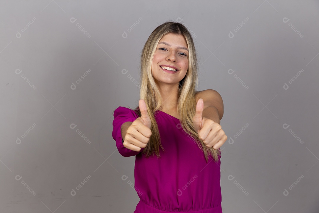 Linda mulher jovem com macacão rosa