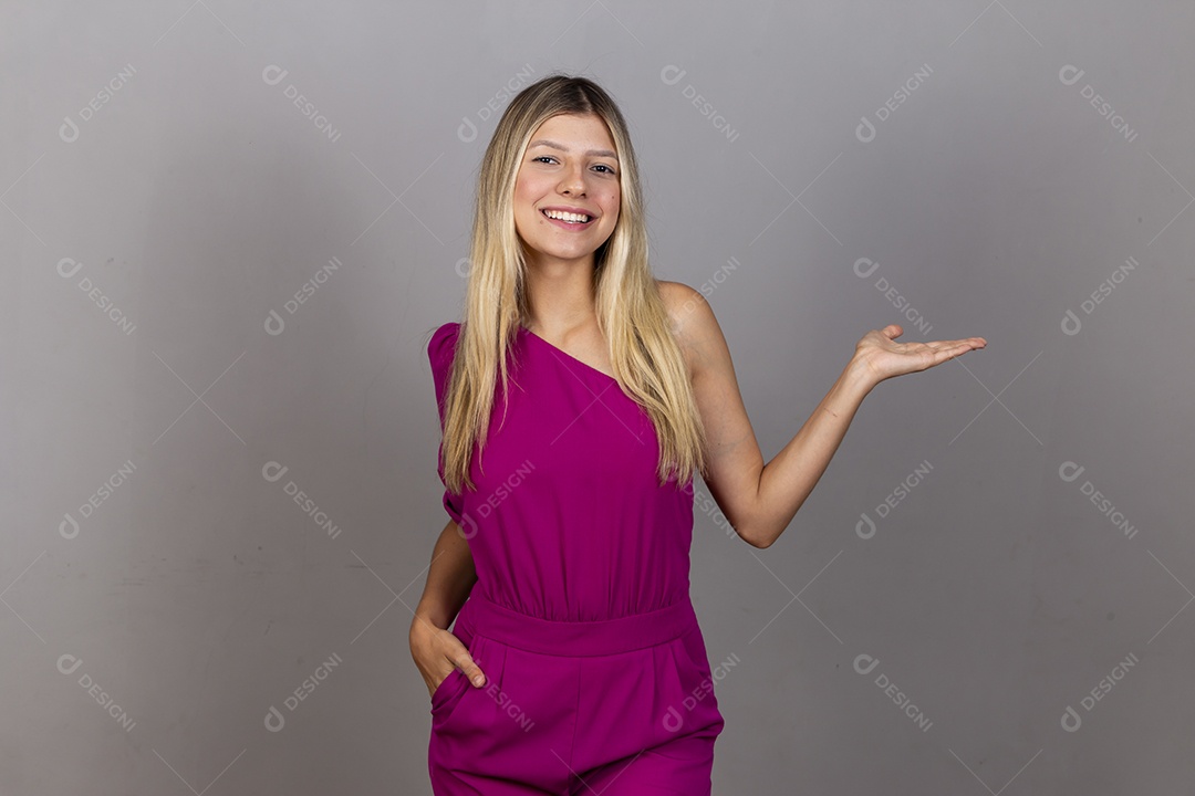 Linda mulher jovem com macacão rosa