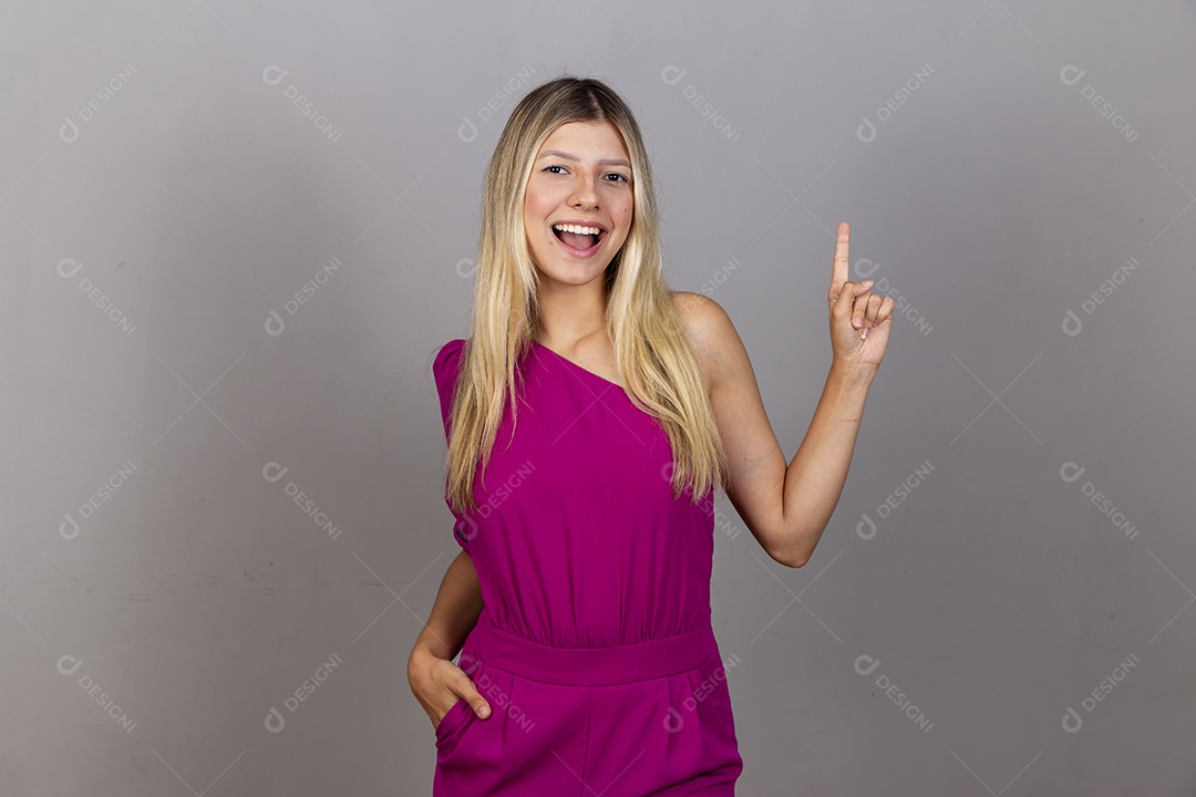 Linda jovem com macacão rosa