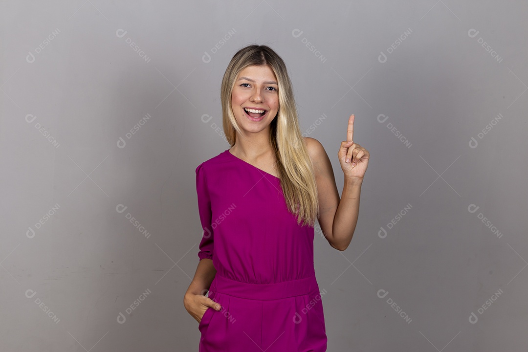 Linda jovem com macacão rosa