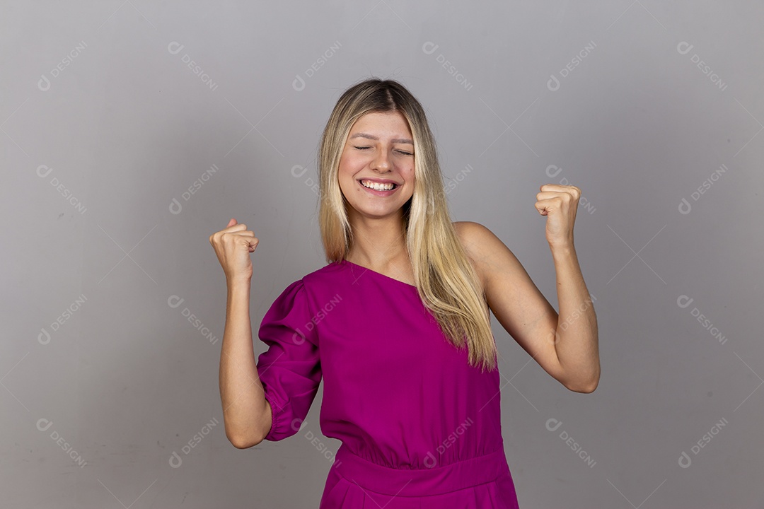 Linda jovem com macacão rosa