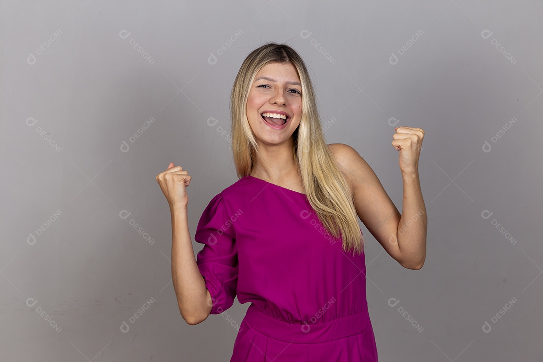 Linda jovem com macacão rosa