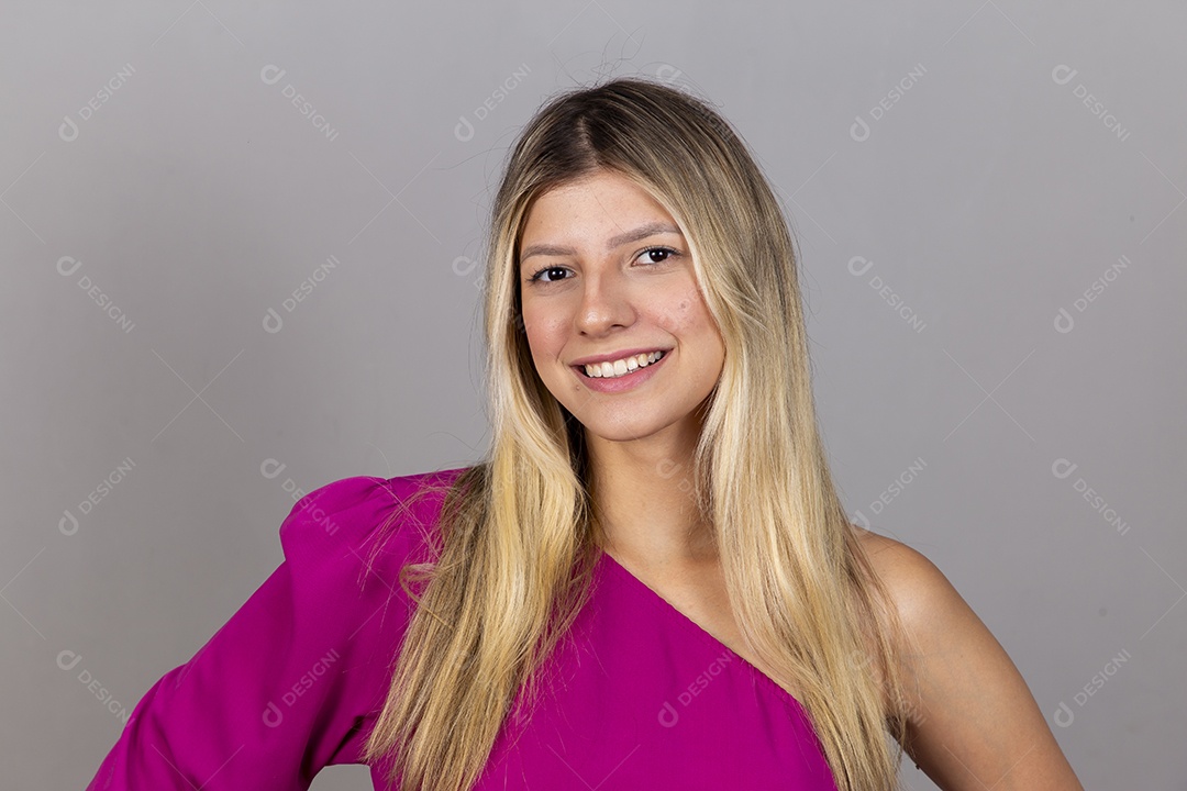 Linda jovem com macacão rosa