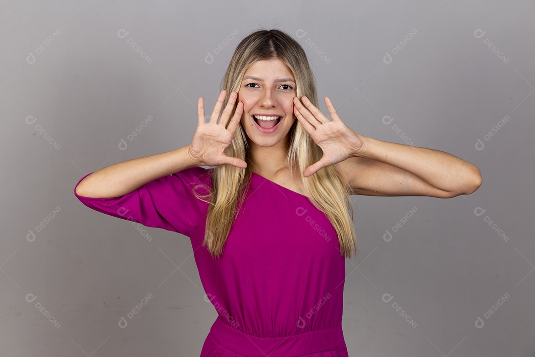 Linda jovem com macacão rosa