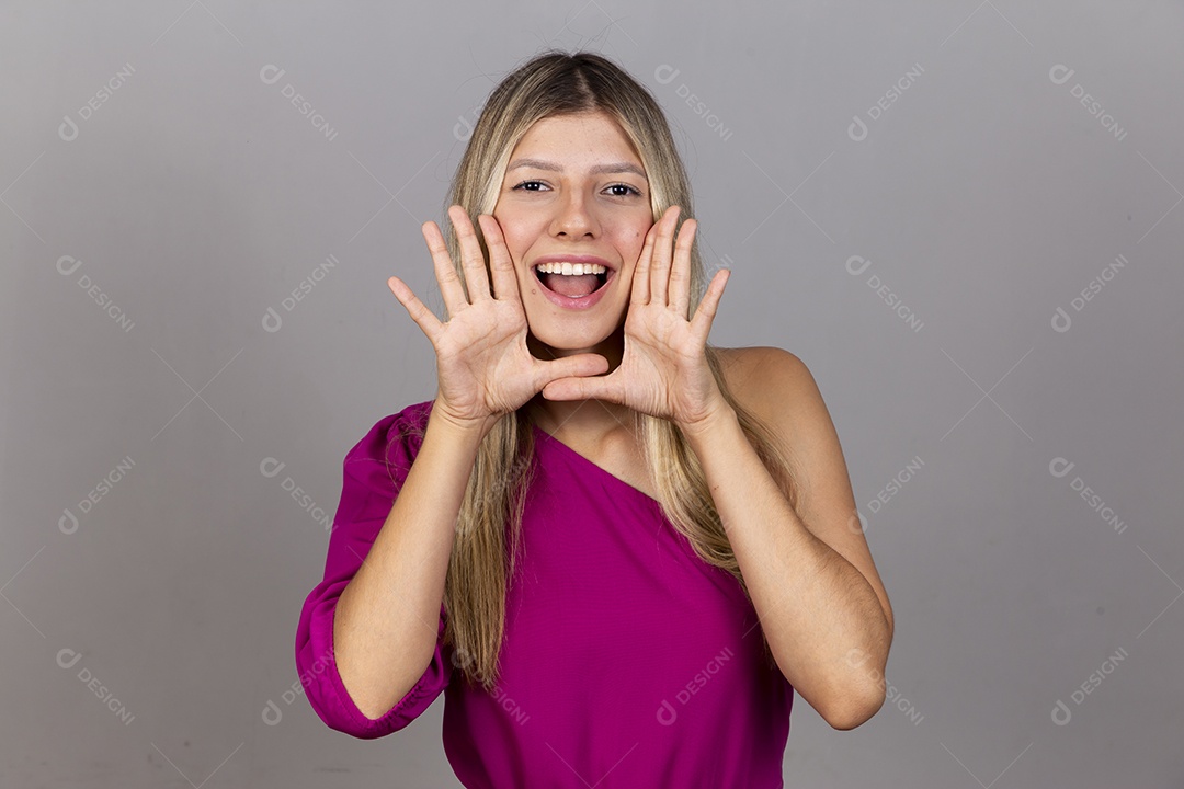 Linda jovem com macacão rosa