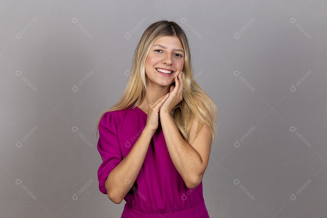 Linda jovem com macacão rosa