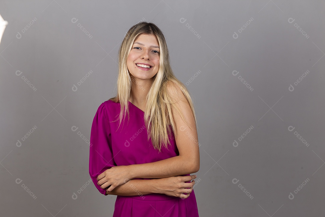 Linda jovem com macacão rosa