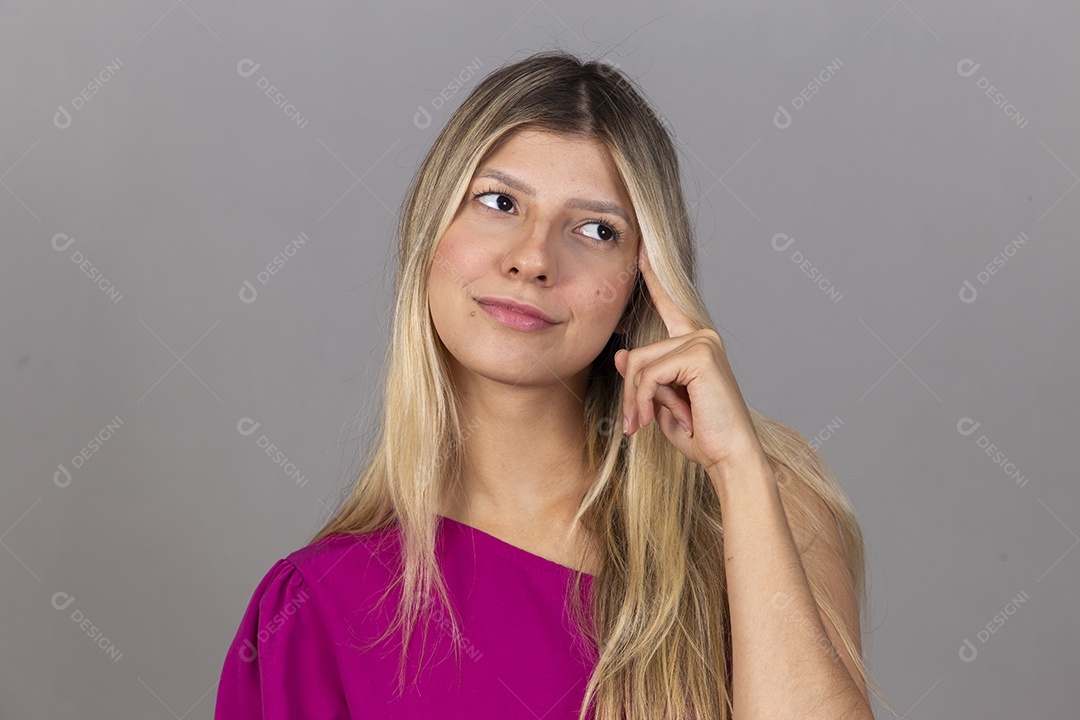 Linda jovem com macacão rosa