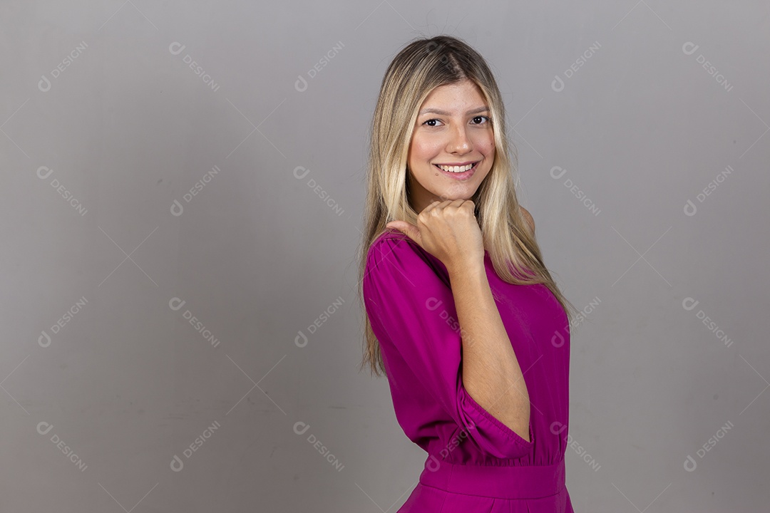 Linda jovem com macacão rosa