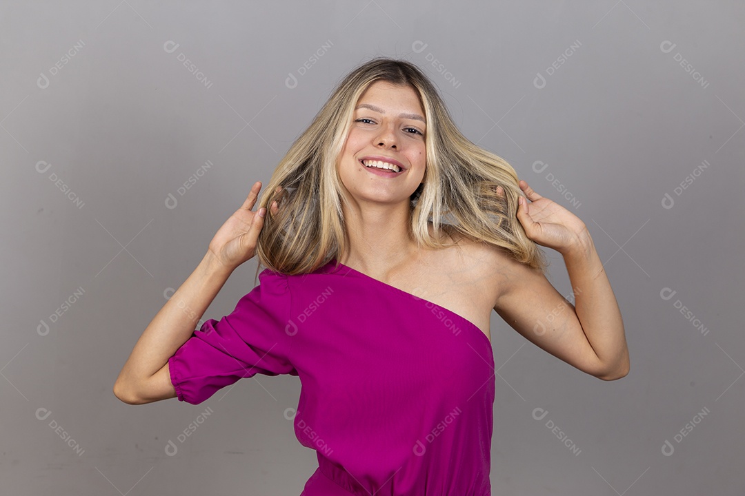 Linda jovem com macacão rosa