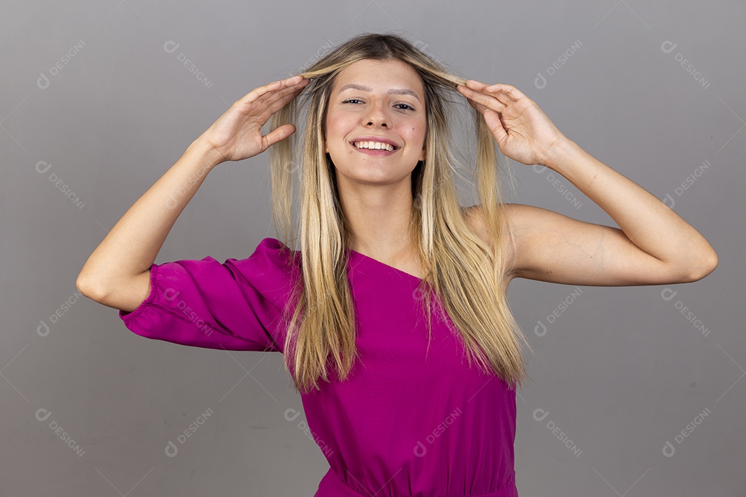 Linda jovem com macacão rosa