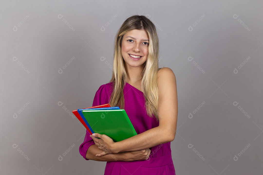 Linda jovem com macacão rosa