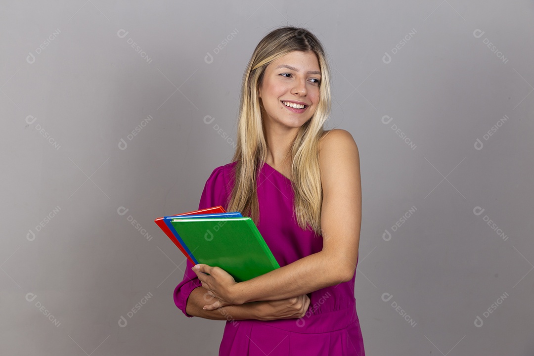 Linda jovem com macacão rosa