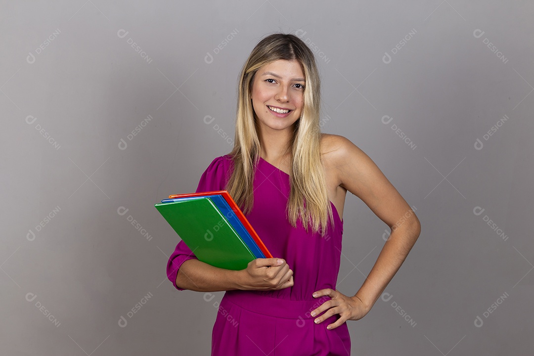 Linda jovem com macacão rosa