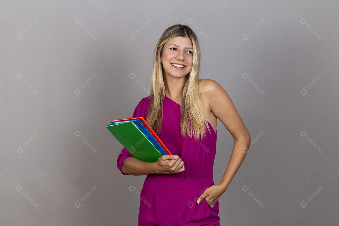 Linda jovem com macacão rosa