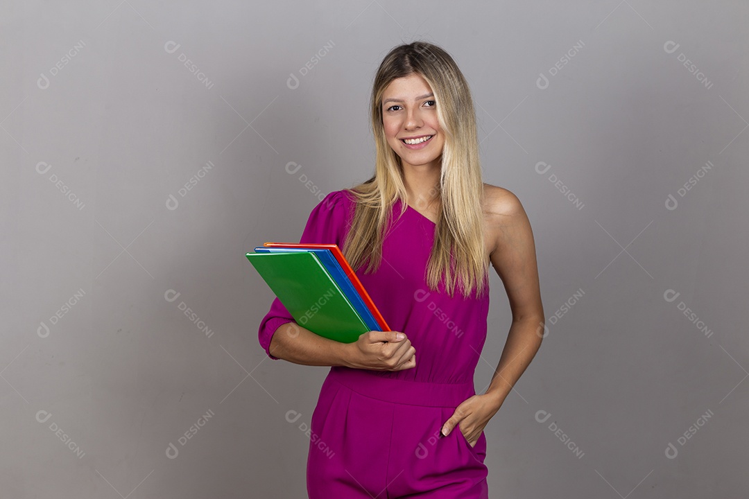 Linda jovem com macacão rosa