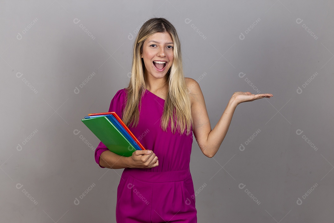 Linda jovem com macacão rosa