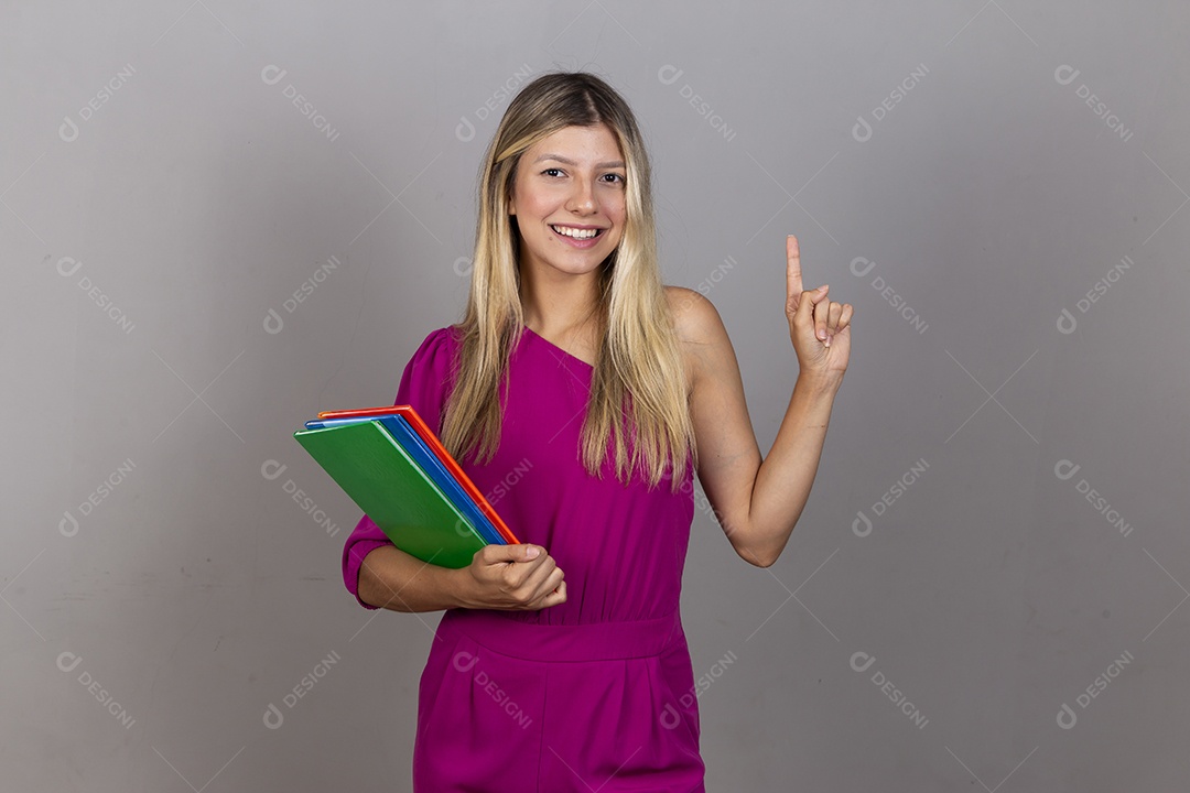 Linda jovem com macacão rosa