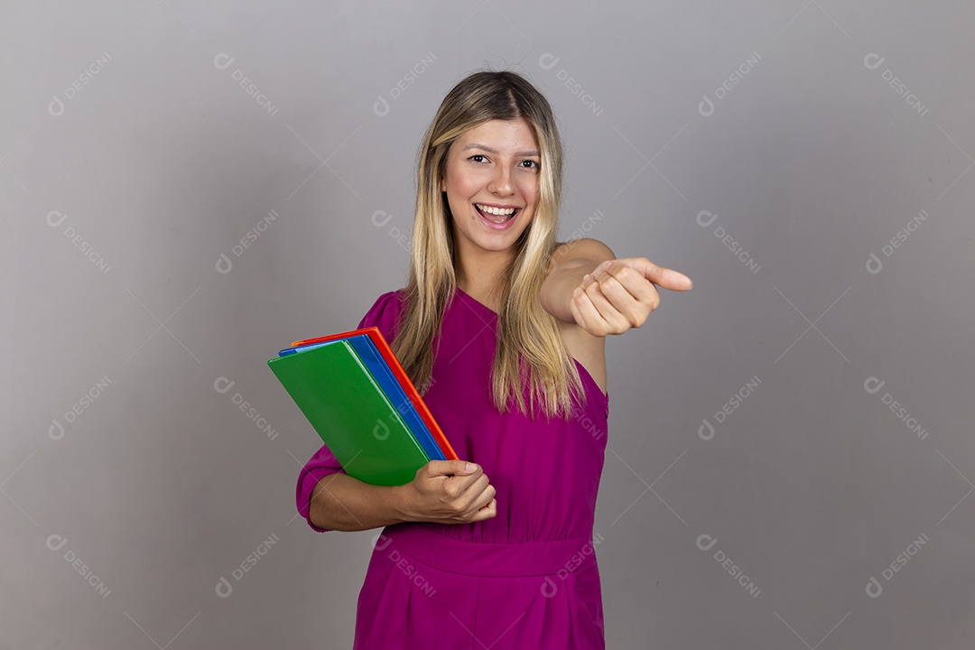 Linda jovem com macacão rosa