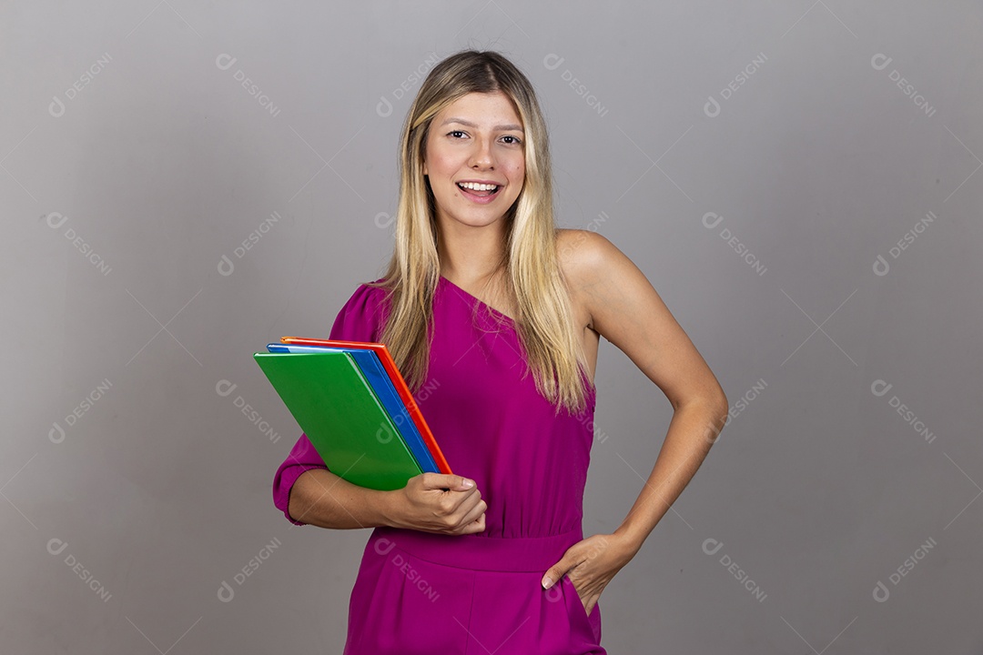 Linda jovem com macacão rosa