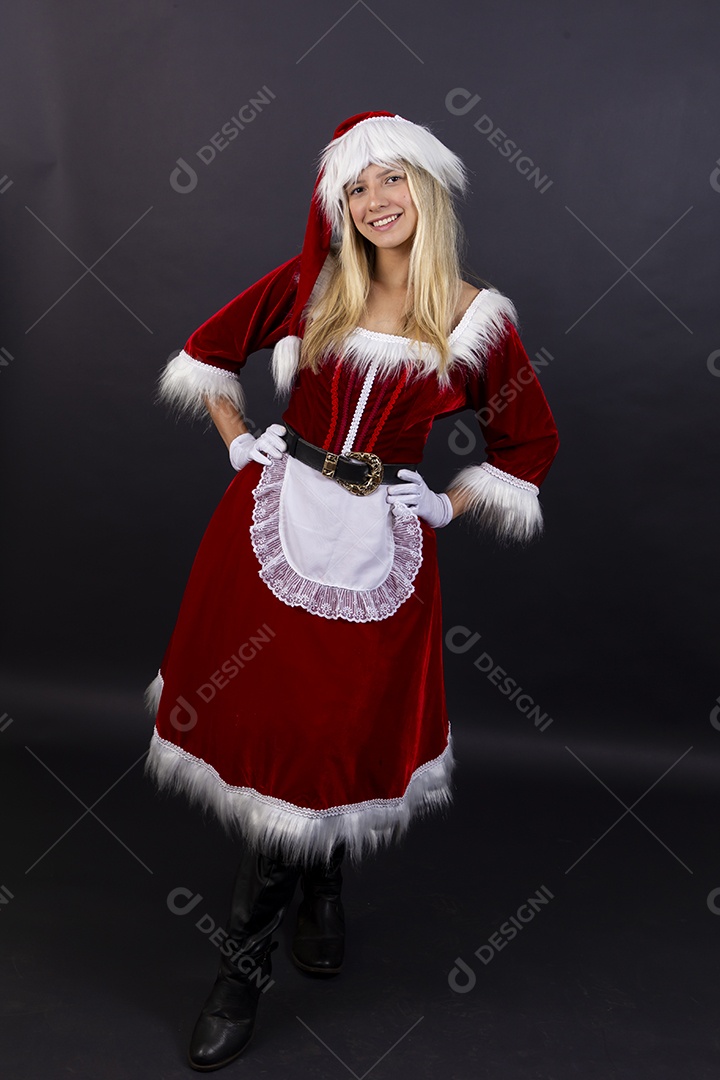 Linda jovem com fantasia de Mamãe Noel