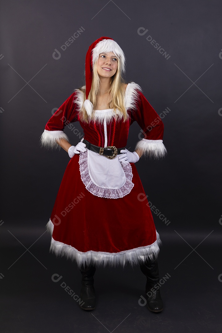 Linda jovem com fantasia de Mamãe Noel