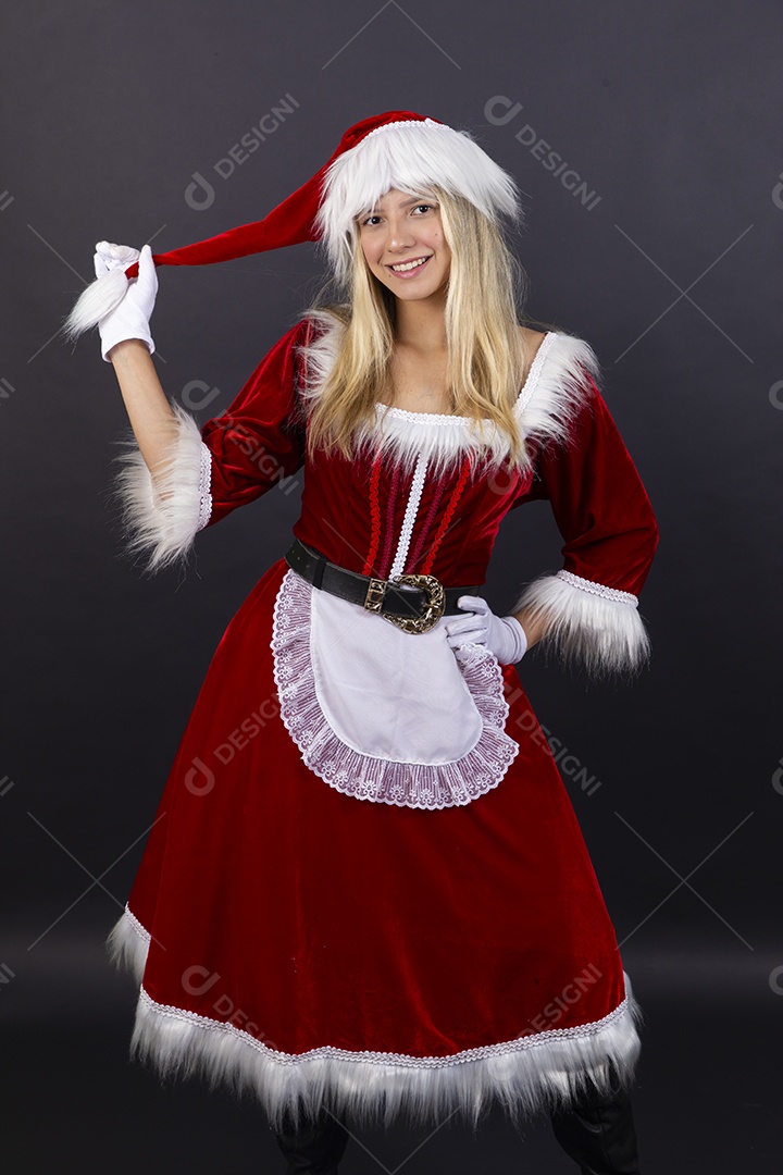 Linda jovem com fantasia de Mamãe Noel