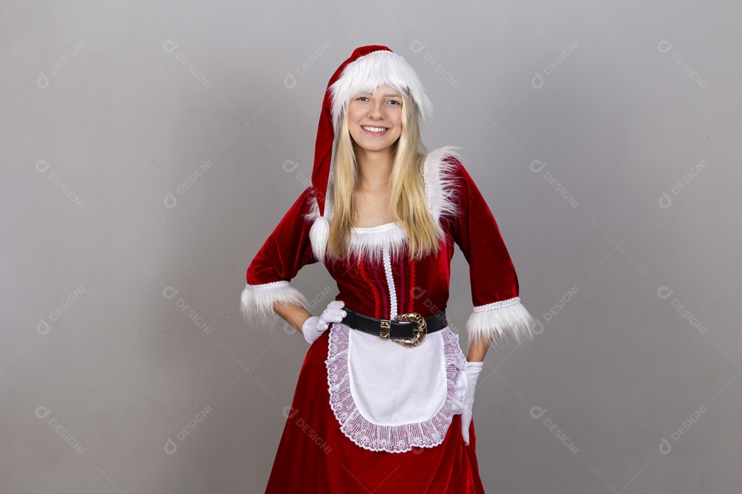 Linda jovem com fantasia de Mamãe Noel