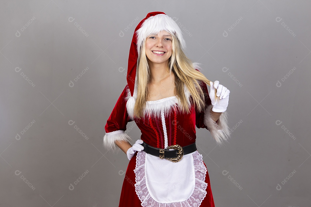 Linda jovem com fantasia de Mamãe Noel